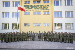 grupa nowych strażników granicznych uroczyście złożyła ślubowanie