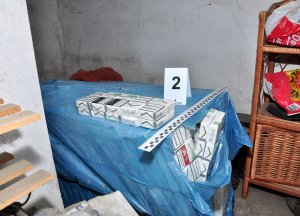 Papierosy znaleziono również w budynkach gospodarczych na terenie posesji znajdującej się w powiecie jaroslawskim. Fot. PSG Korczowa 