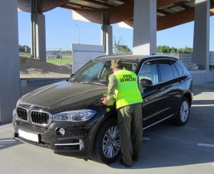 BMW X5 zatrzymali funkcjonariusze z przejścia drogowego w Budomierzu 