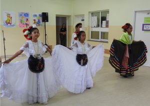 Dzieci zaprezentowały tradycyjne tańce i pieśni ze swoich rodzinnych krajów 