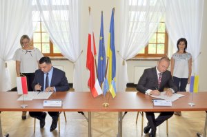 Podpisanie protokołów - Pełnomocnicy Graniczni Odcinka Bieszczadzkiego i Czopskiego 