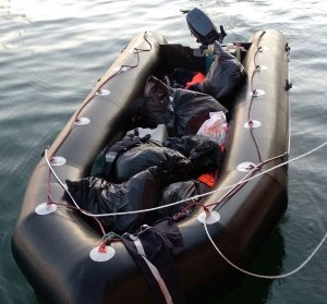 ponton, którym imigranci próbowali dotrzeć do brzegów Hiszpanii 