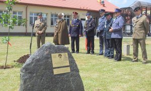 W hołdzie dla uczczenia pamięci generała brygady Jana Tomasza Gorzechowskiego na kamiennym cokole umieszczono pamiątkową tablicę 