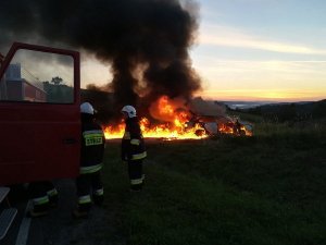 płonący samochód w Czaszynie (fot.OSP.Czaszyn) 