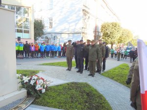 ..po ponad 14 godzinach.. sztafeta przybiega pod Pomnik Marszałka J. Piłsudskiego w Przemyślu gdzie złożone zostały wiązanki  kwiatów 