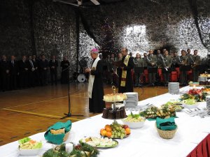 ks. biskup Jan Wątroba odmówił modlitwę i poświęcił wigilijny stół 