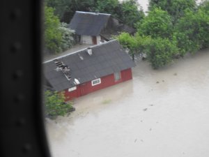 Śmigłowiec SG w akcji ratującej powodzian 