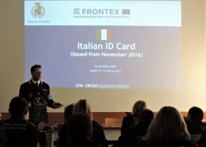 Medyka: szkolenie dotyczące włoskich dokumentów przeprowadzone przez funkcjonariusza włoskiej policji 