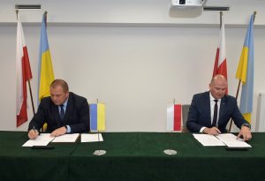 podpisanie protokołów przez przedstawicieli polskiej i ukraińskiej służby granicznych 