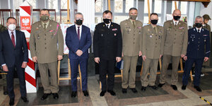 Szefowie służb mundurowych w trakcie otwarcia wystawy fot. NBP Rzeszów 