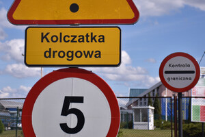 Znaki drogowe na przejściu granicznym 