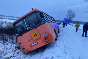 Autobus wpadł w poślizg na drodze pomiędzy Folwarkami i Niemstowem 