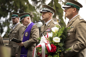 Delegacja Bieszczadzkiego Oddziału SG złożyła kwiaty i zapaliła znicze ku pamięci zmarłym