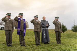 Delegacja Bieszczadzkiego Oddziału SG złożyła kwiaty i zapaliła znicze ku pamięci zmarłym