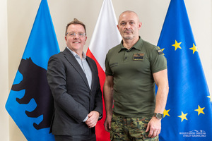 Delegacja Ambasady Kanady w Warszawie z wizytą w Bieszczadzkim Oddziale SG
Komendant Bieszczadzkiego Oddziału SG gen. bryg. SG Tomasz Zybiński
Konsul Ambasady Kanady Dominique Nadeau