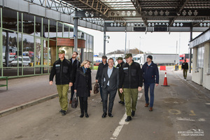 Delegacja Ambasady Kanady w Warszawie na przejściu granicznym w Medyce