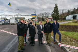 Delegacja Ambasady Kanady w Warszawie na przejściu granicznym w Medyce