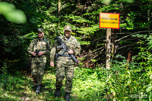 Patrol Straży Granicznej podczas patrolu pieszego Patrol Straży Granicznej podczas patrolu pieszego