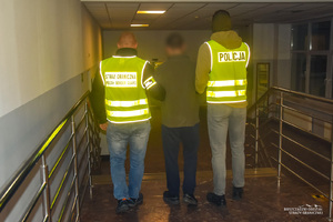 Funkcjonariusze Straży Granicznej i Policji doprowadzaja zatrzymanego maszynistę Kolejowe Przejście Graniczne w Przemyślu