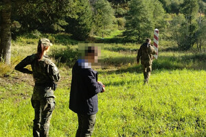 funkcjonariusze SG oraz zatrzymani cudzoziemcy funkcjonariusze SG oraz zatrzymani cudzoziemcy