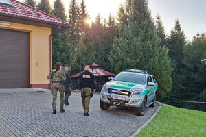 funkcjonariusze SG oraz zatrzymani cudzoziemcy funkcjonariusze SG oraz zatrzymani cudzoziemcy