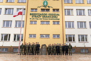 Uczniowie w mundurach z wizytą w BiOSG