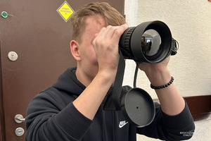 Uczniowie w mundurach z wizytą w BiOSG