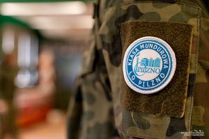 Uczniowie w mundurach z wizytą w BiOSG