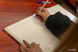 Uczniowie w mundurach z wizytą w BiOSG