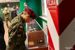 Uczniowie w mundurach z wizytą w BiOSG