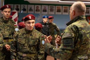 Uczniowie w mundurach z wizytą w BiOSG