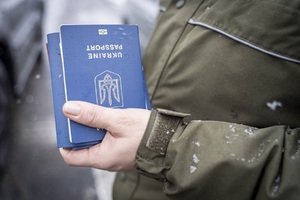 paszporty ukraińskie w ręku funkcjonariuszki SG paszporty ukraińskie w ręku funkcjonariuszki SG