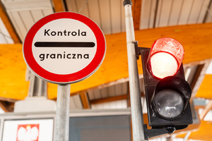 Przejście graniczne w Budomierzu - znak kontrola graniczna oraz czerwone światło.