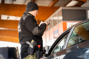 Kontrola graniczna - przejście graniczne w Budomierzu - funkcjonariusz SG dokonujący odprawy granicznej.