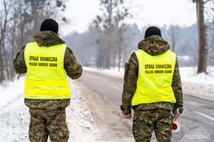 dwóch funkcjonariuszy Straży Granicznej przy kontroli drogowej