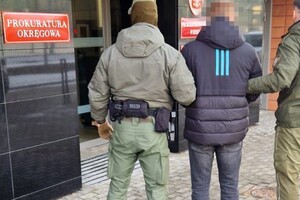 Funkcjonariusze SG z zatrzymanym cudzoziemcem