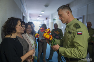 Wręczenie kwiatów funkcjonariuszkom i pracownicom BiOSG