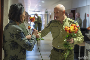 Wręczenie kwiatów funkcjonariuszkom i pracownicom BiOSG