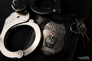 Kajdanki i legitymacja Straży Granicznej fot. ilustracyjna 