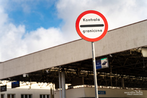 Znak kontrola graniczna na przejściu granicznym w Korczowej