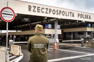 Funkcjonariusz SG na przejściu granicznym w Korczowej fot. ilustracyjna 