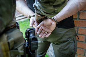 zakładanie kajdanek osobie zatrzymanej (zdjęcie poglądowe) zakładanie kajdanek osobie zatrzymanej (zdjęcie poglądowe)