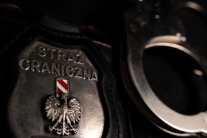 odznaka SG oraz kajdanki w tle odznaka SG oraz kajdanki w tle